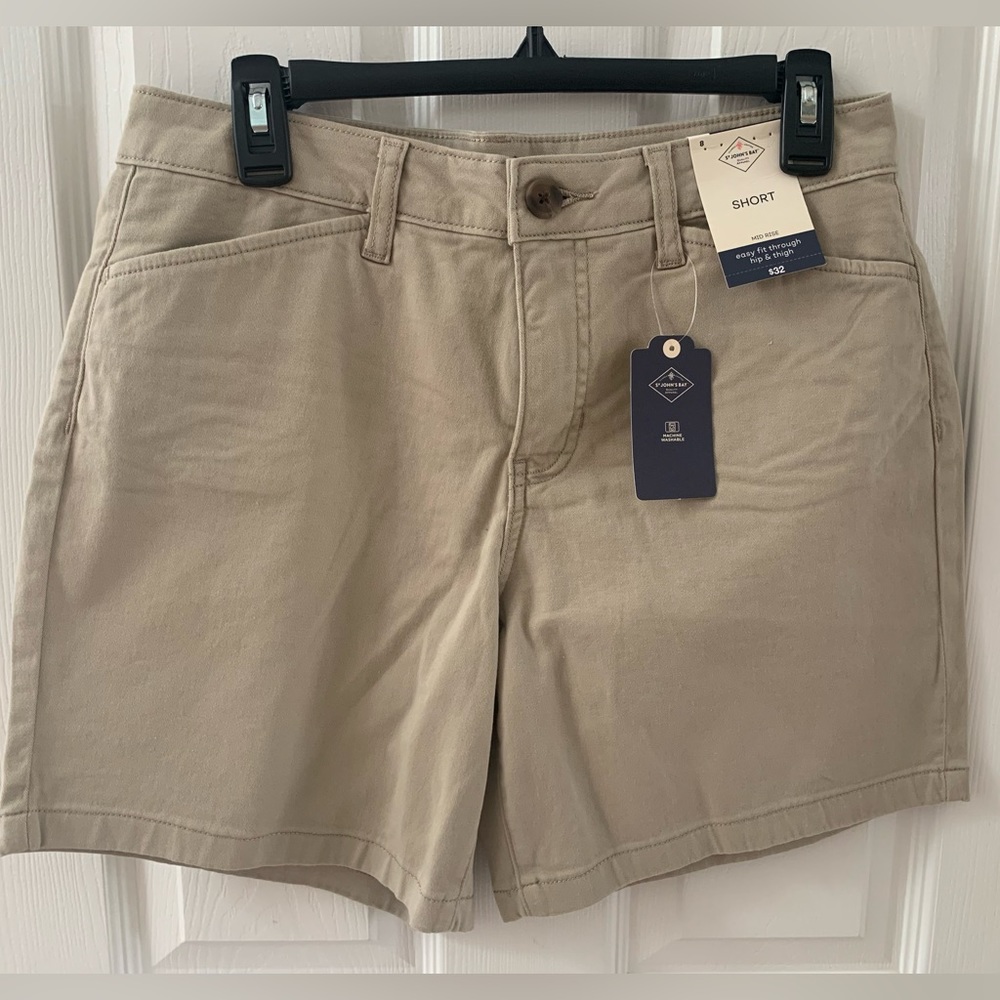 BRAND NEW St. John’s Bay 7” shorts size 8 in Biscotti